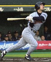 Ogasawara hits go-ahead solo homer